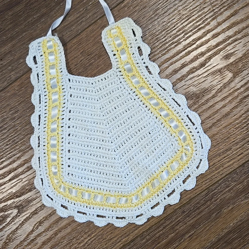 BROADWAY CROCHET KNIT BABY BIB. #6856